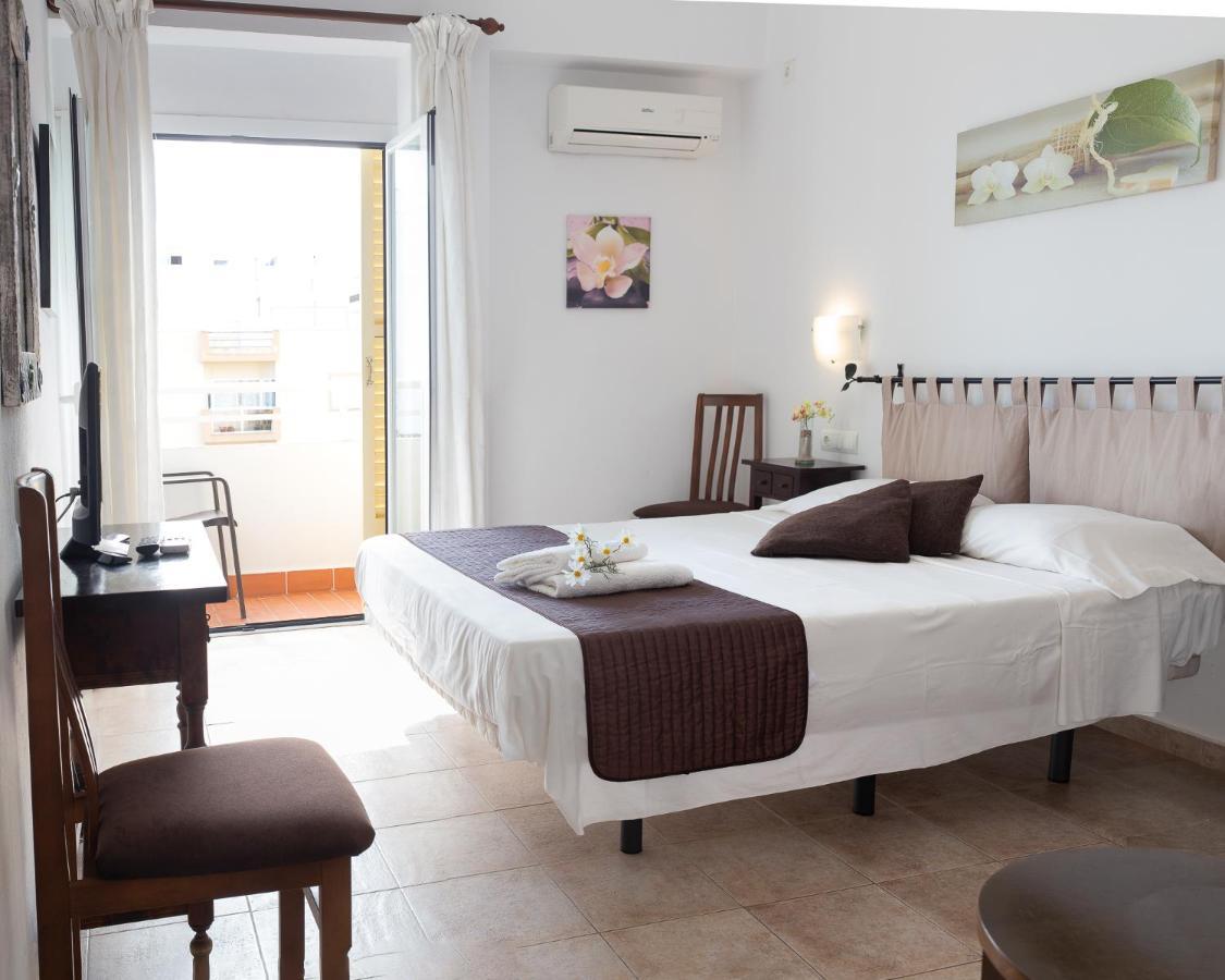 Hostal Yebisah Santa Eularia des Riu Zewnętrze zdjęcie