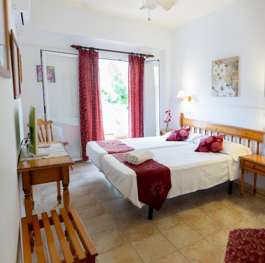 Hostal Yebisah Santa Eularia des Riu Zewnętrze zdjęcie