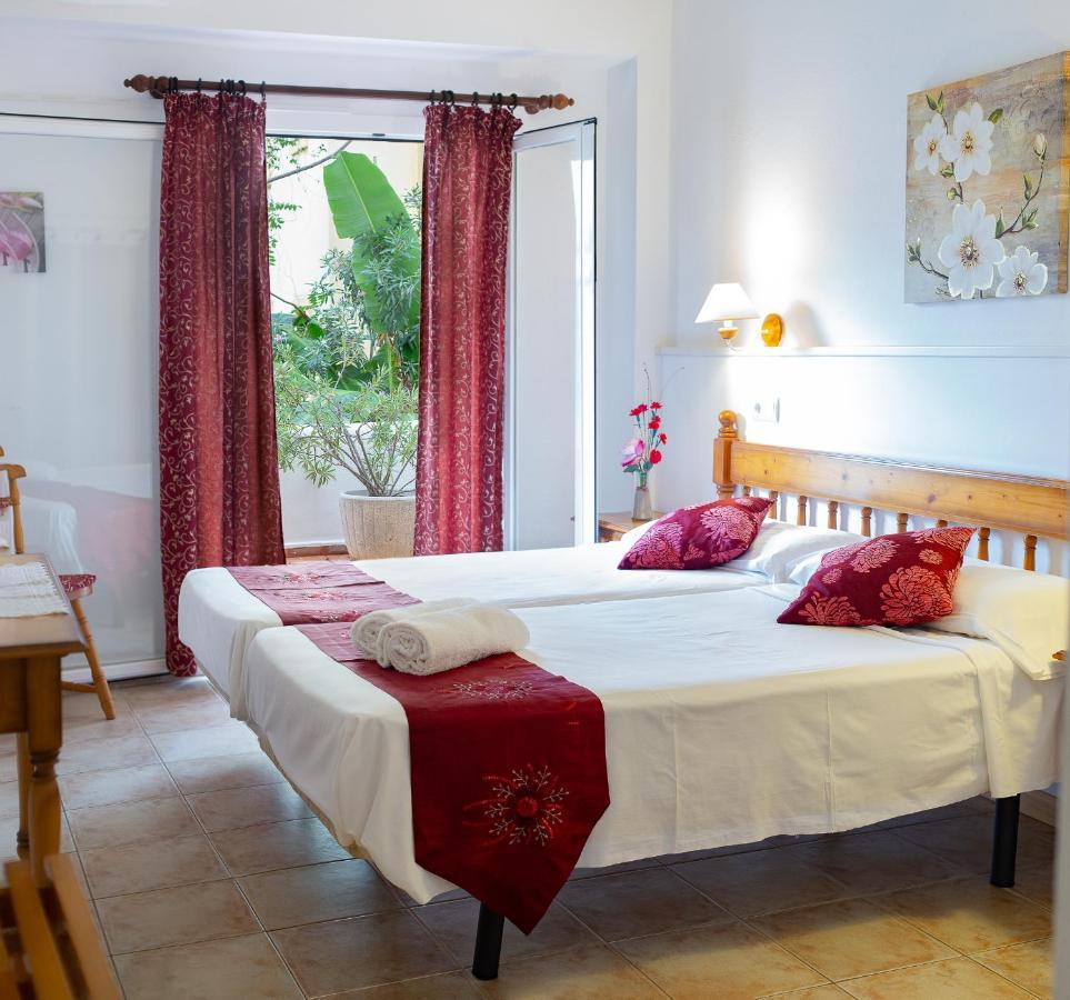 Hostal Yebisah Santa Eularia des Riu Zewnętrze zdjęcie
