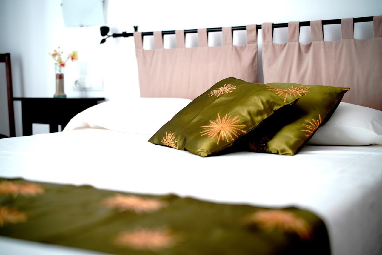 Hostal Yebisah Santa Eularia des Riu Zewnętrze zdjęcie