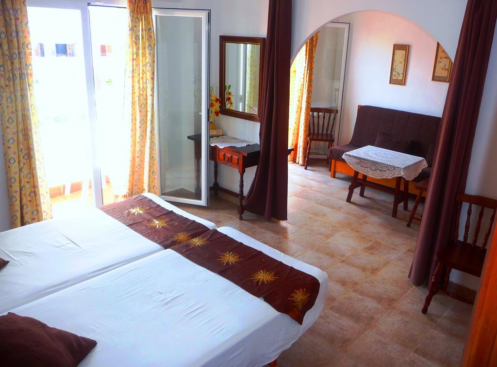 Hostal Yebisah Santa Eularia des Riu Zewnętrze zdjęcie