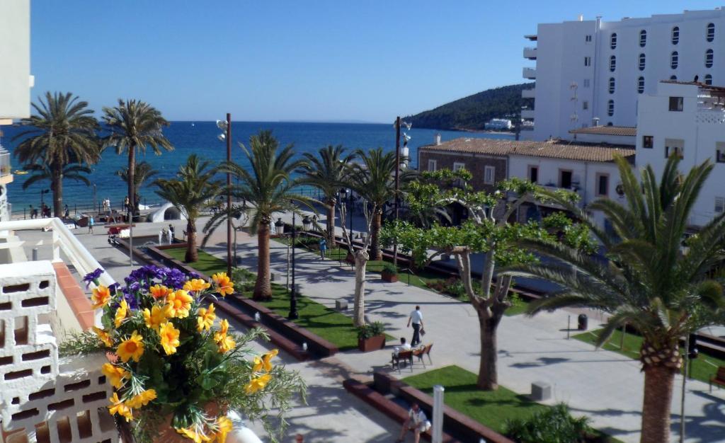 Hostal Yebisah Santa Eularia des Riu Zewnętrze zdjęcie
